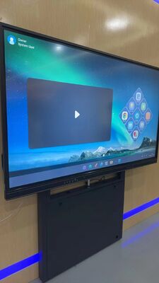 Suporte interativo de quadro branco com altura ajustável com capacidade de carga de 100 kg e rodas de freio de 360 ° para TVs de 55-86 polegadas