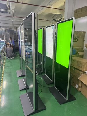 Display de publicidade digital ajudando monitor analisa publicidade digital monitor de publicidade