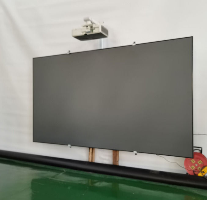 Quiosque com tela sensível ao toque e conectividade Wi-Fi e Bluetooth em preto com moldura prateada e controle remoto por voz