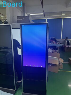 Display de publicidade digital ajudando monitor analisa publicidade digital monitor de publicidade